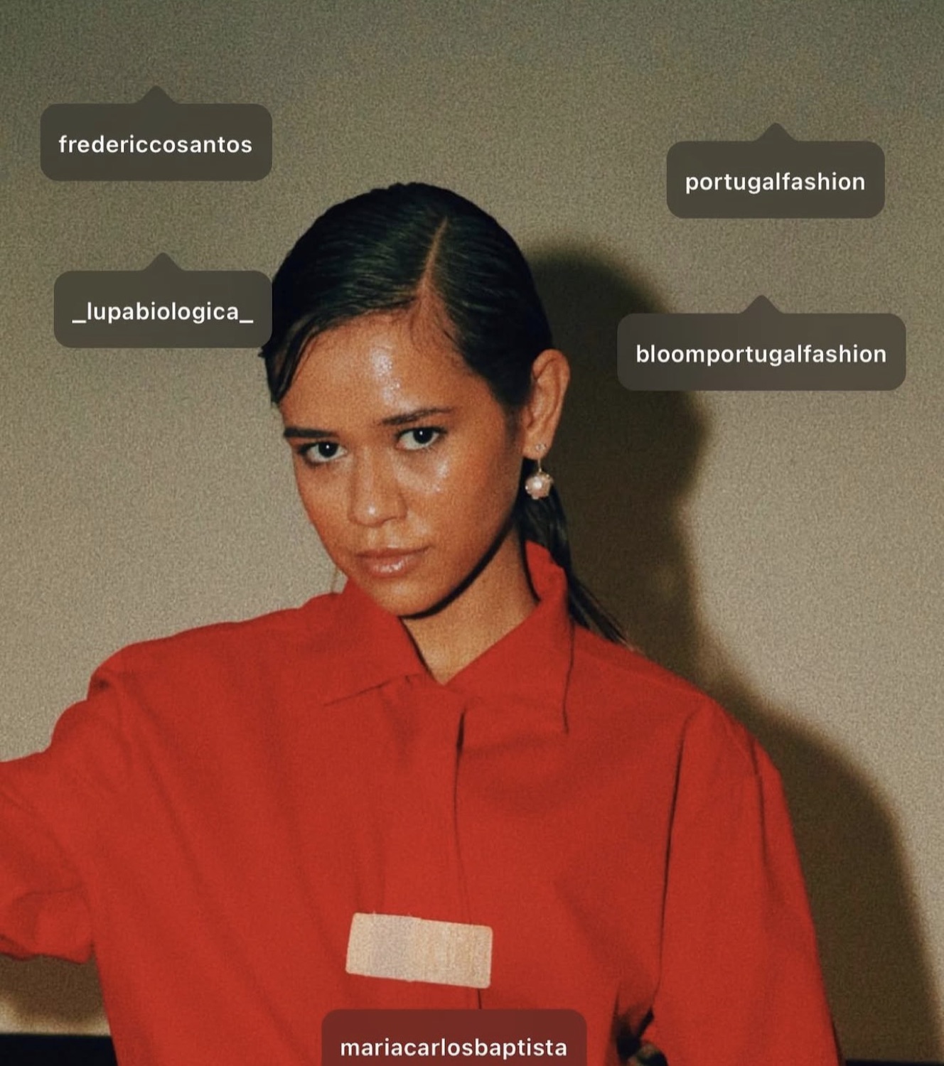 Maria Carlos Baptista: portrait in the red shirt with the Instagram tags of the team