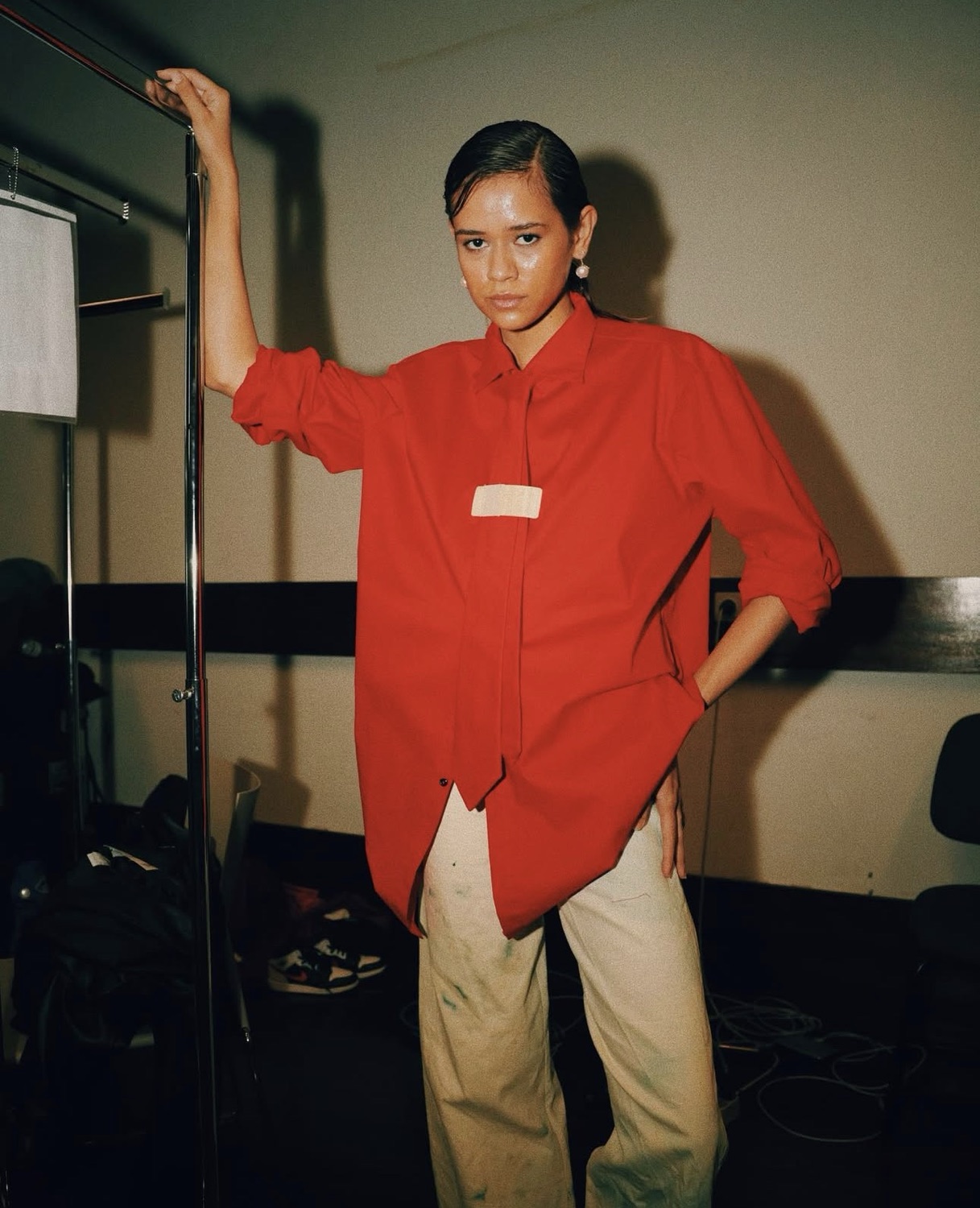Maria Carlos Baptista: full look backstage, red shirt and tie with painted white trousers