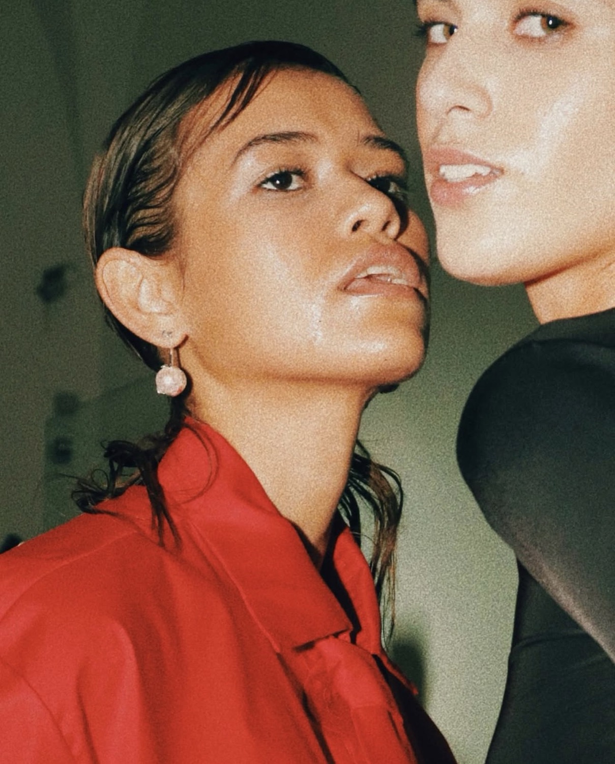 Maria Carlos Baptista: close-up backstage with slicked hair and a pearl earring