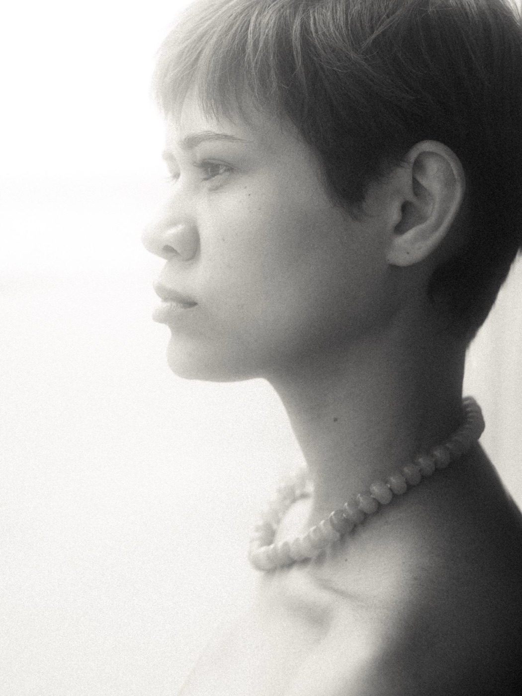 Sicels: black and white profile with the bead necklace