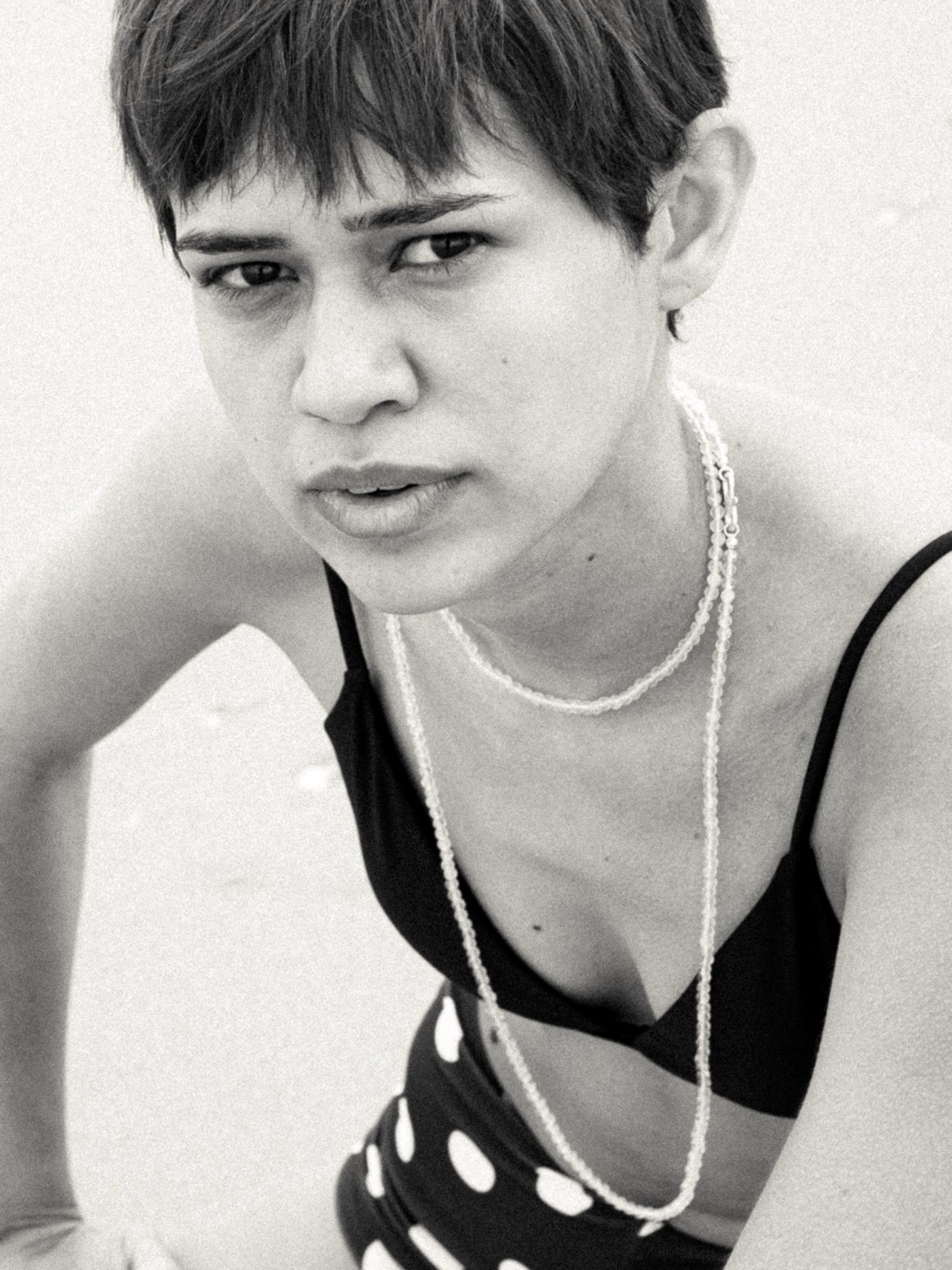Sicels: black and white portrait on the beach with a long chain necklace